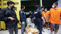 Pemusnahan barang bukti narkoba mendapat penjagaan ketat oleh petugas bersenjata.