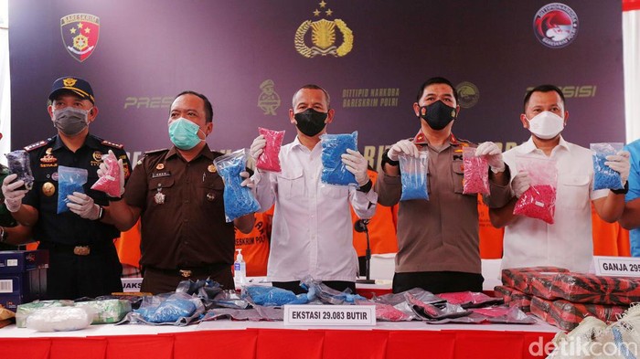 Polisi Musnahkan Barang Bukti Kasus Narkoba Wadirtipid Narkoba Bareskrim Polri, Kombes Pol Jayadi (berbaju putih) memasukkan salah satu barang bukti narkotika ke dalam incinerator (alat pembakar) di Instalasi Kesling, RSPAD Gatot Soebroto, Jakarta, Rabu (24/8/2022). Bareskrim Polri memusnahkan barang bukti berupa sabu sebanyak 8.742,2 gram, ganja 295.363 gram, serta 29.083 butir pil ekstasi dari 13 kasus dengan total 28 tersangka dari Jabodetabek, Lampung, Aceh, Jambi, dan Cirebon selama periode operasi 25 Mei 2022 hingga 20 Juli 2022.