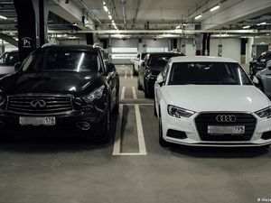 Porsche-Bentley Berplat Rusia Parkir di Bandara Helsinki Finlandia