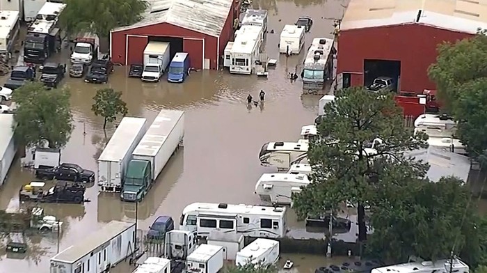 Potret Banjir di Dallas Amerika Serikat Stalled cars sit abandoned on the flooded Interstate 635 Service Road on Monday, Aug. 22, 2022, in Mesquite, Texas. The National Weather Service issued a flash flood warning early Monday morning which was extended until 1 p.m. (ElΓas Valverde II/The Dallas Morning News via AP)