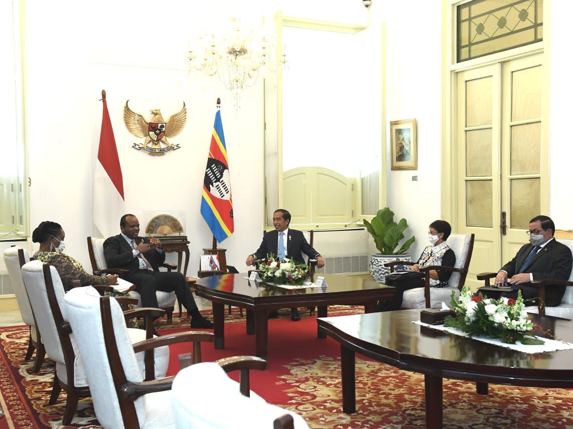 Presiden Joko Widodo menerima kunjungan Raja Eswatini, Raja Mswati III, di Istana Merdeka, Jakarta, Rabu, 24 Agustus 2022. Dalam pertemuan tersebut, kedua pemimpin membahas upaya peningkatan kerja sama ekonomi kedua negara. (Kris - Biro Pers Sekretariat Presiden)