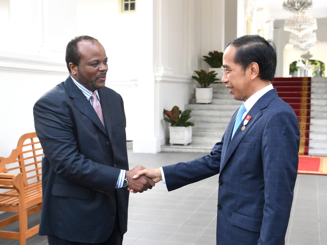 Presiden Joko Widodo menerima kunjungan Raja Eswatini, Raja Mswati III, di Istana Merdeka, Jakarta, Rabu, 24 Agustus 2022. Dalam pertemuan tersebut, kedua pemimpin membahas upaya peningkatan kerja sama ekonomi kedua negara. (Kris - Biro Pers Sekretariat Presiden)