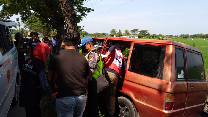 Proses evakuasi korban kecelakaan di Ring Road Sragen, Rabu (24/8/2022).