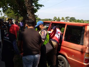 Mobil Hantam Pohon di Ring Road Sragen, Penumpang Tewas