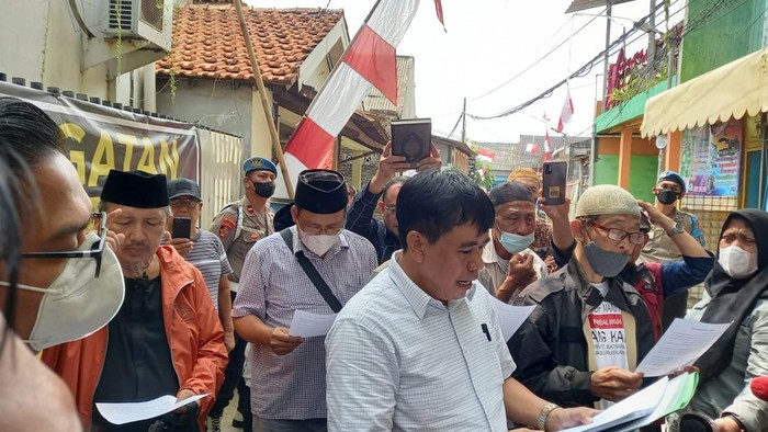 Puluhan warga mendatangi rumah Ustaz Yusuf Mansur di Cipondoh, Tangerang.