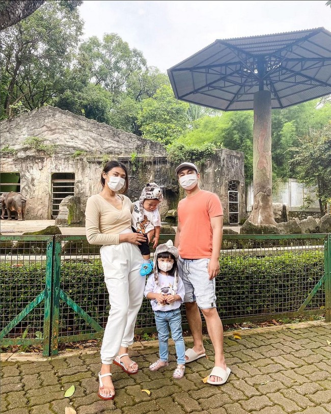 4. T-shirt, jeans dan topi baseball jadi gaya andalan penulis buku ‘Marmut Merah Jambu’ ini. Warna-warna yang dipilih pun cenderung netral seperti putih, hitam, abu-abu dan beige. Foto: Instagram/@raditya_dika