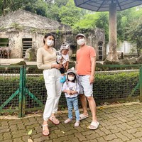 4. T-shirt, jeans dan topi baseball jadi gaya andalan penulis buku ‘Marmut Merah Jambu’ ini. Warna-warna yang dipilih pun cenderung netral seperti putih, hitam, abu-abu dan beige. Foto: Instagram/@raditya_dika