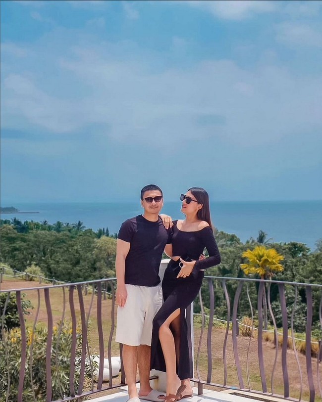 Raditya Dika juga gemar berbusana santai mengenakan celana pendek dan sandal slip-on. Sepertinya kenyamanan jadi prioritasnya dalam bergaya ketimbang tampil stylish tapi rumit. Foto: Instagram/@raditya_dika