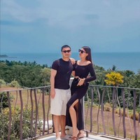 Raditya Dika juga gemar berbusana santai mengenakan celana pendek dan sandal slip-on. Sepertinya kenyamanan jadi prioritasnya dalam bergaya ketimbang tampil stylish tapi rumit. Foto: Instagram/@raditya_dika