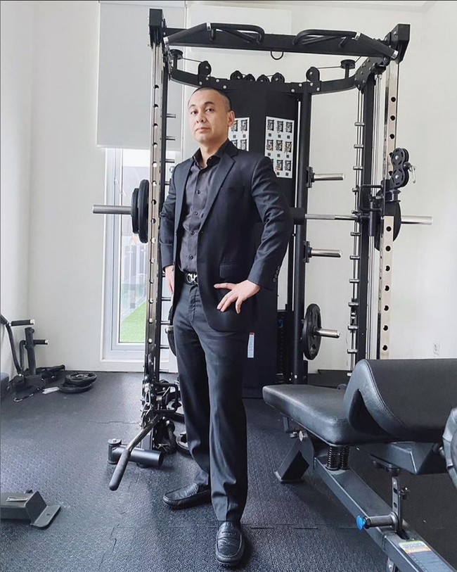 Jarang terjadi, Raditya Dika menampilkan foto OOTD dengan setelan jas serba hitam dan sepatu pantofel. Uniknya, gaya formalnya itu dihiasi latar belakang alat nge-gym. Foto: Instagram/@raditya_dika