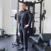 Jarang terjadi, Raditya Dika menampilkan foto OOTD dengan setelan jas serba hitam dan sepatu pantofel. Uniknya, gaya formalnya itu dihiasi latar belakang alat nge-gym. Foto: Instagram/@raditya_dika