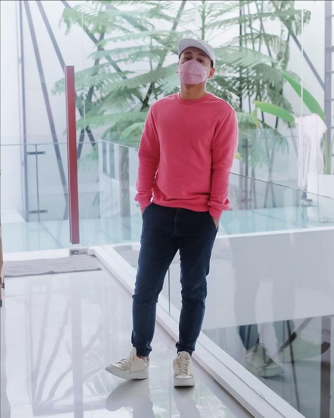 Sesekali pria 37 tahun ini juga mengenakan sweater yang dipadu celana panjang dan sneakers. Topi selalu dipilih sebagai aksesori pelengkap gaya. Foto: Instagram/@raditya_dika
