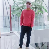 Sesekali pria 37 tahun ini juga mengenakan sweater yang dipadu celana panjang dan sneakers. Topi selalu dipilih sebagai aksesori pelengkap gaya. Foto: Instagram/@raditya_dika