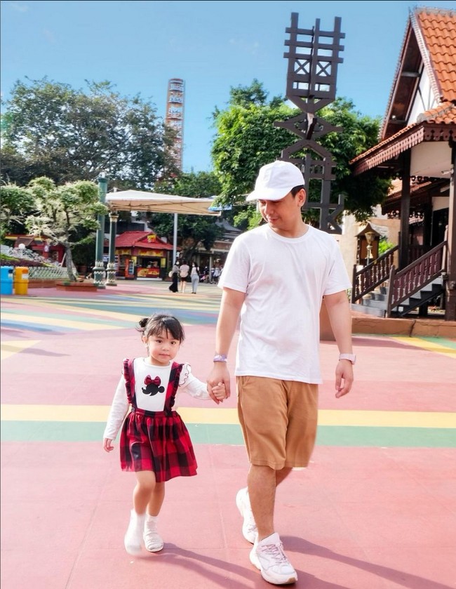 Punya harta melimpah, pria yang juga populer sebagai komika ini tidak menampilkan kemewahan lewat busana. Dia tetap bergaya dengan ciri khasnya, yakni berbusana simpel dan minimalis. Foto: Instagram/@raditya_dika