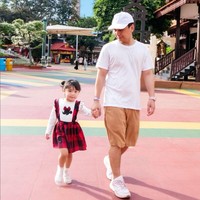 Punya harta melimpah, pria yang juga populer sebagai komika ini tidak menampilkan kemewahan lewat busana. Dia tetap bergaya dengan ciri khasnya, yakni berbusana simpel dan minimalis. Foto: Instagram/@raditya_dika