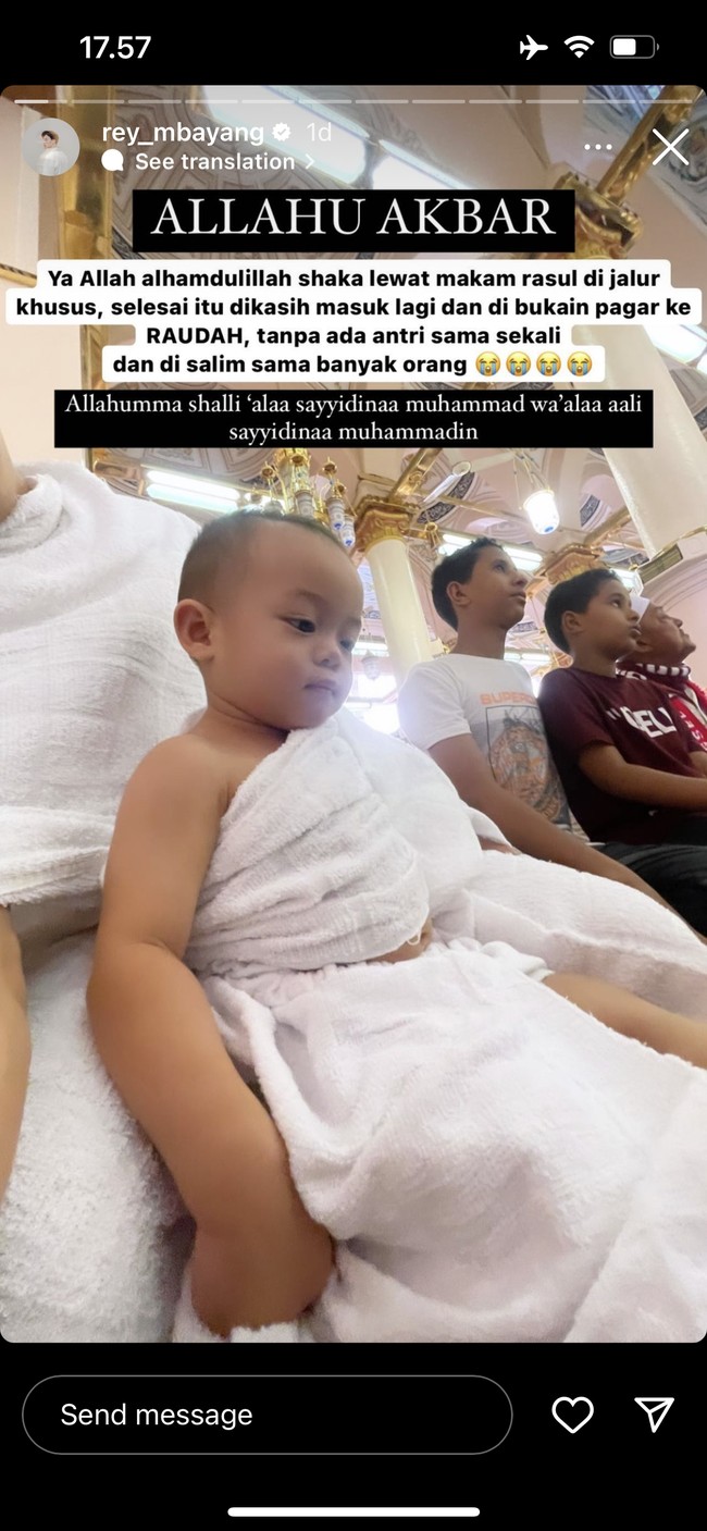 Rey juga bercerita jika ia dan sang putra berkesempatan masuk ke Raudhah yang terdapat di dalam Masjid Nabawi. Beruntungnya, mereka pun berhasil masuk tanpa antri. Foto: Instagram/@rey_mbayang