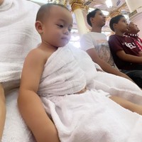 Rey juga bercerita jika ia dan sang putra berkesempatan masuk ke Raudhah yang terdapat di dalam Masjid Nabawi. Beruntungnya, mereka pun berhasil masuk tanpa antri. Foto: Instagram/@rey_mbayang