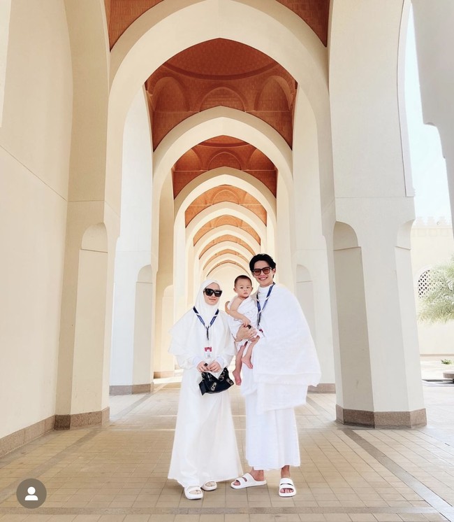 Setelah menikah Rey dan Dinda telah dikaruniai seorang anak laki-laki yang diberi nama Arshaka atau yang biasa dipanggil Shaka. Ketika bertolak ke Makkah, Rey dan Dinda tampak mengajak serta putra kecilnya itu. Foto: Instagram/@rey_mbayang