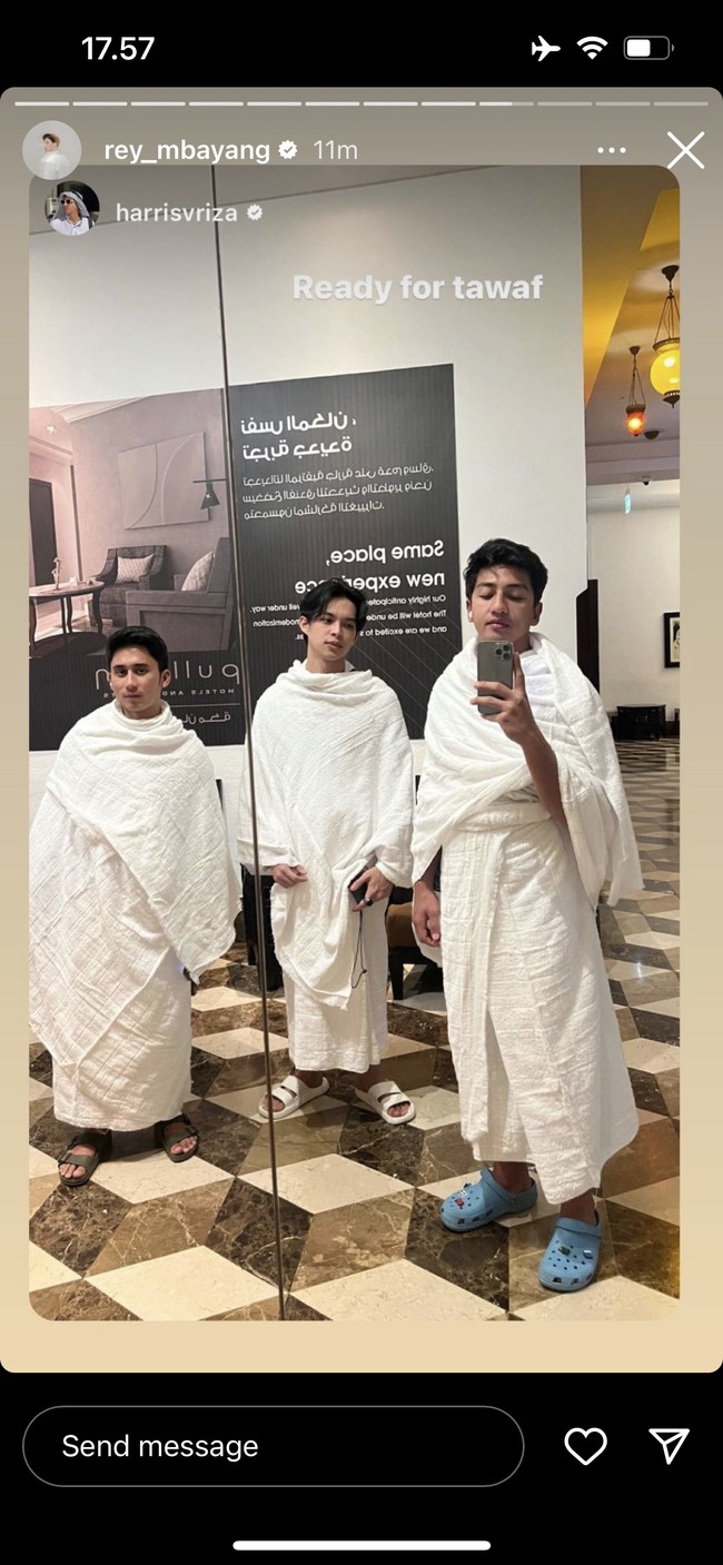 Rey Mbayang juga ditemani oleh beberapa rekan artis yang terlihat ikut berangkat umrah ke Mekkah. Begini penampilannya saat berpose bersama. Foto: Instagram/@rey_mbayang