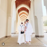 Setelah menikah Rey dan Dinda telah dikaruniai seorang anak laki-laki yang diberi nama Arshaka atau yang biasa dipanggil Shaka. Ketika bertolak ke Makkah, Rey dan Dinda tampak mengajak serta putra kecilnya itu. Foto: Instagram/@rey_mbayang