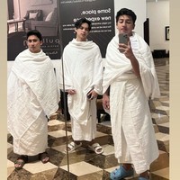 Rey Mbayang juga ditemani oleh beberapa rekan artis yang terlihat ikut berangkat umrah ke Mekkah. Begini penampilannya saat berpose bersama. Foto: Instagram/@rey_mbayang