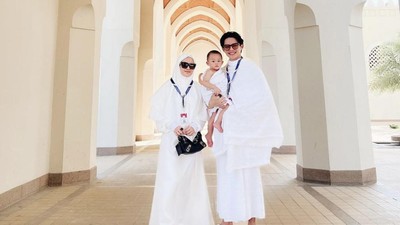 7 Momen Dinda Hauw dan Rey Mbayang Pergi Umrah, Ajak Serta Sang Anak