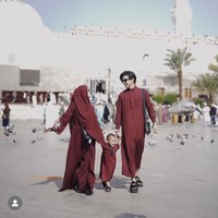 Dalam foto unggahan terbaru terlihat Rey Mbayang, Dinda Hauw, dan sang anak kompak mengenakan busana berwarna merah. Ketiganya tampak begitu bahagia sambil bergandengan bersama. Foto: Instagram/@rey_mbayang