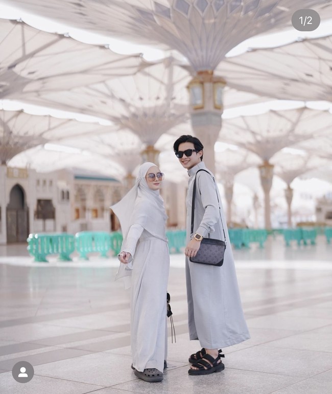 Sejak beberapa hari lalu Dinda Hauw dan suaminya, Rey Mbayang, bertolak ke Makkah untuk melaksanakan umrah. Foto-foto keduanya ketika berada di tanah suci itu pun dibagikan oleh Rey dan Dinda ke akun Instagram. Foto: Instagram/@rey_mbayang
