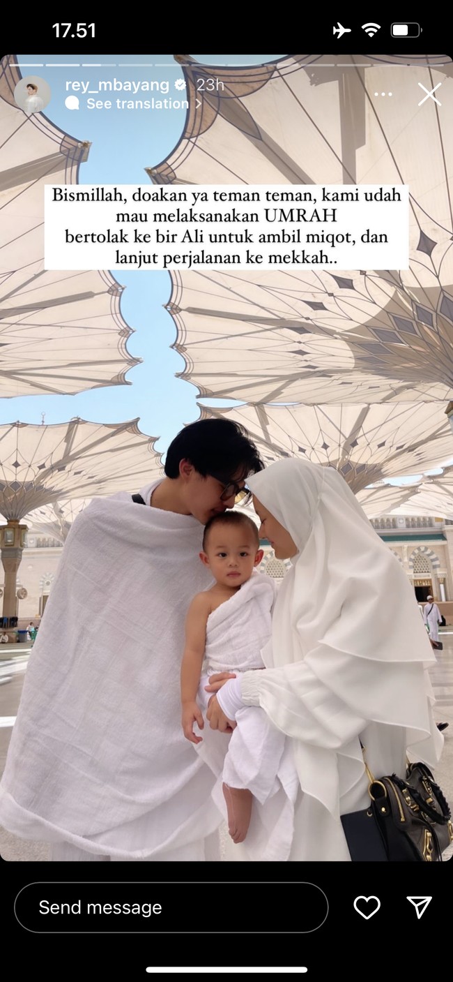 Melalui keterangan unggahannya di Instagram, Rey menulis jika ia dan istrinya sengaja mengajak sang anak untuk melatihnya. Sehingga kelak anaknya itu diharapkan jadi terbiasa dan mau melaksanakan semua rukun umrah. Foto: Instagram/@rey_mbayang
