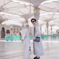 Sejak beberapa hari lalu Dinda Hauw dan suaminya, Rey Mbayang, bertolak ke Makkah untuk melaksanakan umrah. Foto-foto keduanya ketika berada di tanah suci itu pun dibagikan oleh Rey dan Dinda ke akun Instagram. Foto: Instagram/@rey_mbayang