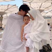 Melalui keterangan unggahannya di Instagram, Rey menulis jika ia dan istrinya sengaja mengajak sang anak untuk melatihnya. Sehingga kelak anaknya itu diharapkan jadi terbiasa dan mau melaksanakan semua rukun umrah. Foto: Instagram/@rey_mbayang