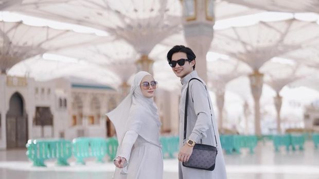 Rey Mbayang dan Dinda Hauw Umrah