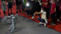 Pengunjung mencoba berinteraksi dengan robot menggunakan bahasa isyarat. Pengunjung mencoba berinteraksi dengan robot menggunakan bahasa isyarat.