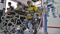 Ada juga pengunjung yang mencoba kaki robot buatan China. Kaki robot itu untuk menopang penyandang disabilitas. Ada juga pengunjung yang mencoba kaki robot buatan China. Kaki robot itu untuk menopang penyandang disabilitas.