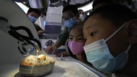 Sejumlah anak tampak terpukau dengan aksi robot yang mengeluarkan cangkang dari telur. Sejumlah anak tampak terpukau dengan aksi robot yang mengeluarkan cangkang dari telur.