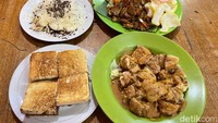 Menu yang tersedia ada roti bakar aneka rasa, pisang bakar, nasi goreng, bubur ayam dan tentu saja siomay. Semua harga di sini masih terjangkau dan porsi yang ditawarkan juga tak pelit. Foto: detikFood