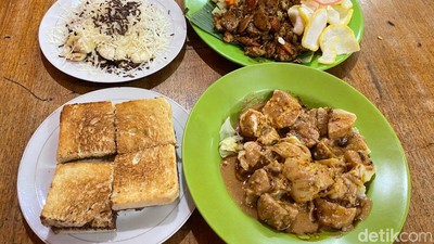 Ngemil Roti Bakar Wiwied Aneka Topping yang Legendaris Lezatnya