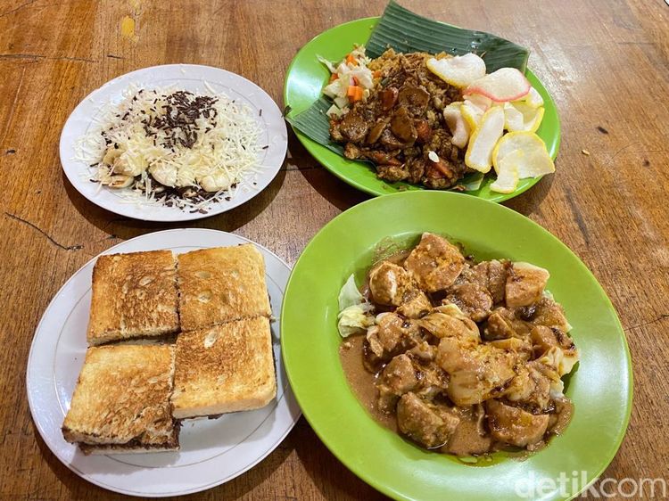 Ngemil Roti Bakar Wiwied Aneka Topping yang Legendaris Lezatnya