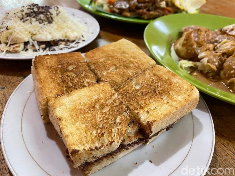  Roti Bakar Legendaris Tongkrongan Anak Jaksel