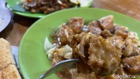 Siomay ikan tenggiri di sini diproduksi sendiri. Kita dapurnya di Depok, dibawa ke sini setiap hari. Jadi tidak pake pengawet sama sekali. Foto: detikFood