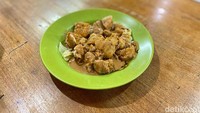 Seporsi Siomay Ikan tenggiri lengkap harganya sekitar Rp 18.000 saja. Porsinya banyak, lada siomay tahu, kol, siomay ikan dan kentang. Disajikan dengan saus kacang yang tidak terlalu kental, namun rasa gurih manisnya pas. Foto: detikFood