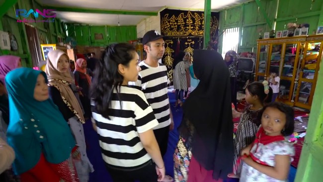 Tembok di rumah Lala berupa deretan papan kayu dengan warna hijau yang mendominasi. Sementara itu plafonnya terbuat dari triplek putih sederhana. (Foto: YouTube/Rans Entertainment)