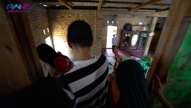 Walau sederhana, rumah Lala terbilang cukup luas sampai bikin Raffi Ahmad yang dijuluki Sultan Andara tertegun. “La, ini luasnya hampir kayak rumah di Andara!” seru Raffi. (Foto: YouTube/Rans Entertainment)