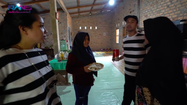 Dari hasil kerja kerasnya, Lala secara perlahan merenovasi rumah tersebut. Ia bahkan membeli tanah di belakang rumahnya sehingga makin luas. (Foto: YouTube/Rans Entertainment)