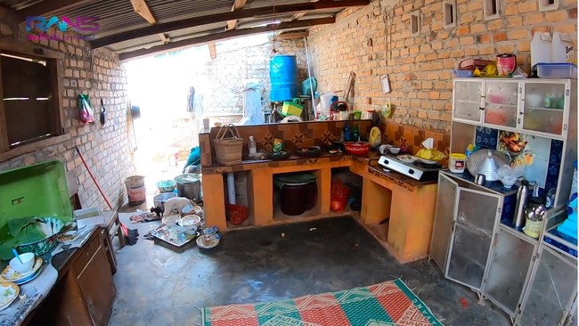 Penampakan dapur di rumah orangtua Lala. Dapur tersebut diperluas dari gaji Lala sebagai pengasuh Rafathar. (Foto: YouTube/Rans Entertainment)
