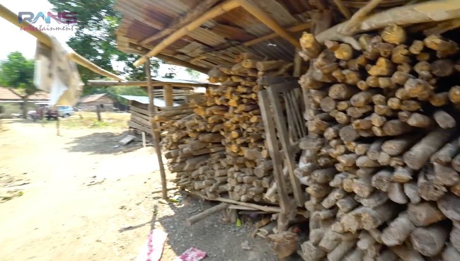 Rumah tersebut juga memiliki tempat penyimpanan batang kayu untuk tungku. (Foto: YouTube/Rans Entertainment)