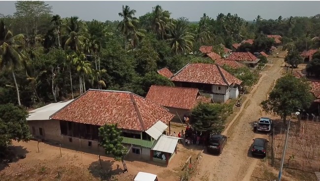 Lala, pengasuh Rafatar, berasal dari sebuah desa kecil kecil bernama Penengahan yang jaraknya empat jam perjalanan darat dari Lampung. Rumah masa kecilnya terlihat sederhana saat dikunjungi Raffi Ahmad dan Nagita Slavina pada 2019 silam. (Foto: YouTube/Rans Entertainment)