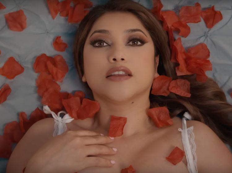 Sarah Azhari Total Seksi di Video Klip Near Or Far