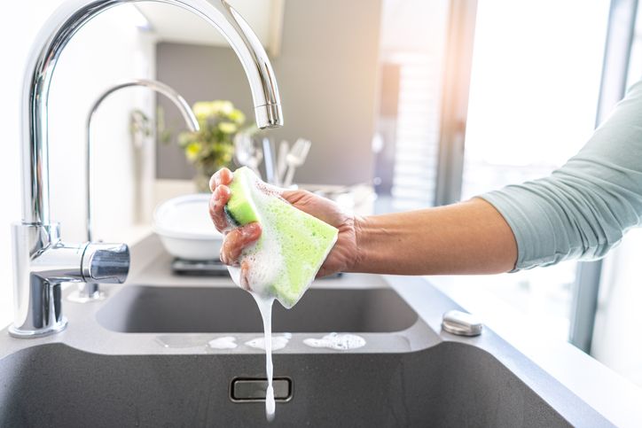 Sarang Kotoran! 5 Alat Dapur Ini Perlu Dibersihkan dan Diganti Rutin.