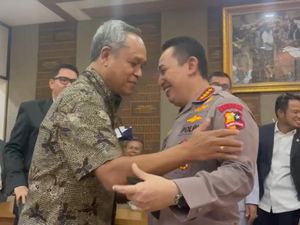 Sempat Usul Penonaktifan Kapolri, Kini Benny Harman Peluk Listyo